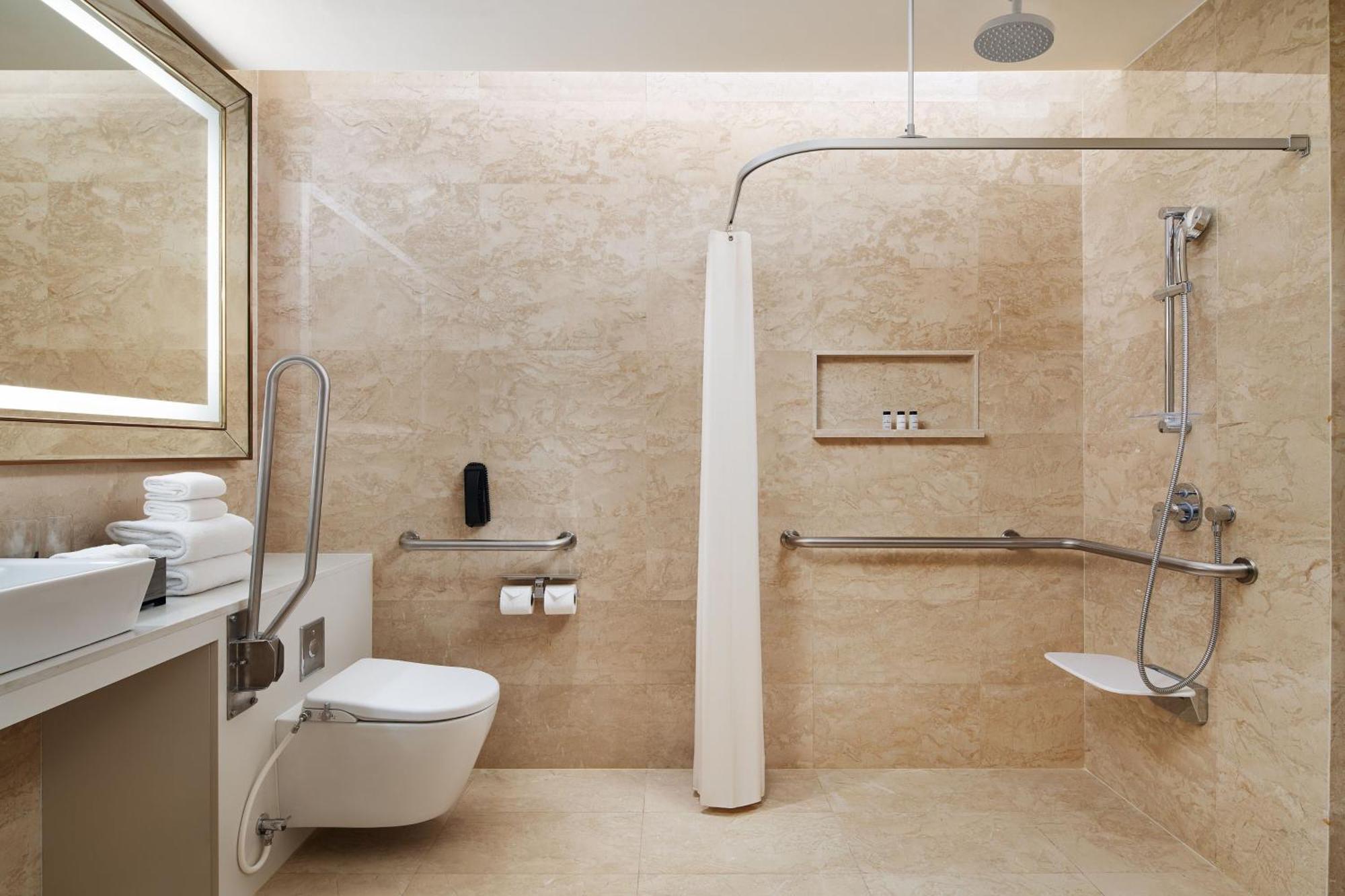 Sheraton Petaling Jaya Hotel Extérieur photo A wet room