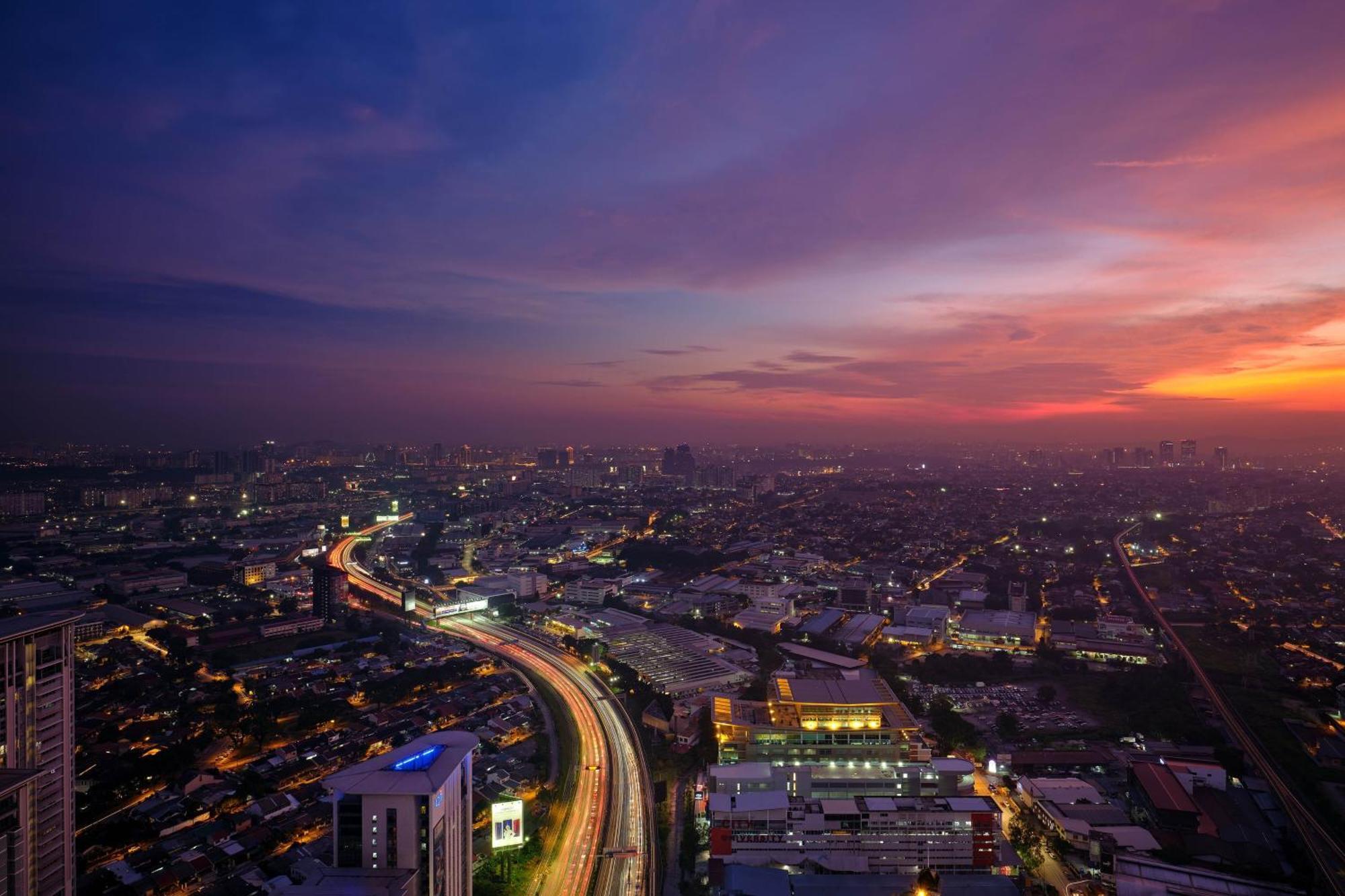 Sheraton Petaling Jaya Hotel Extérieur photo View of the city at night