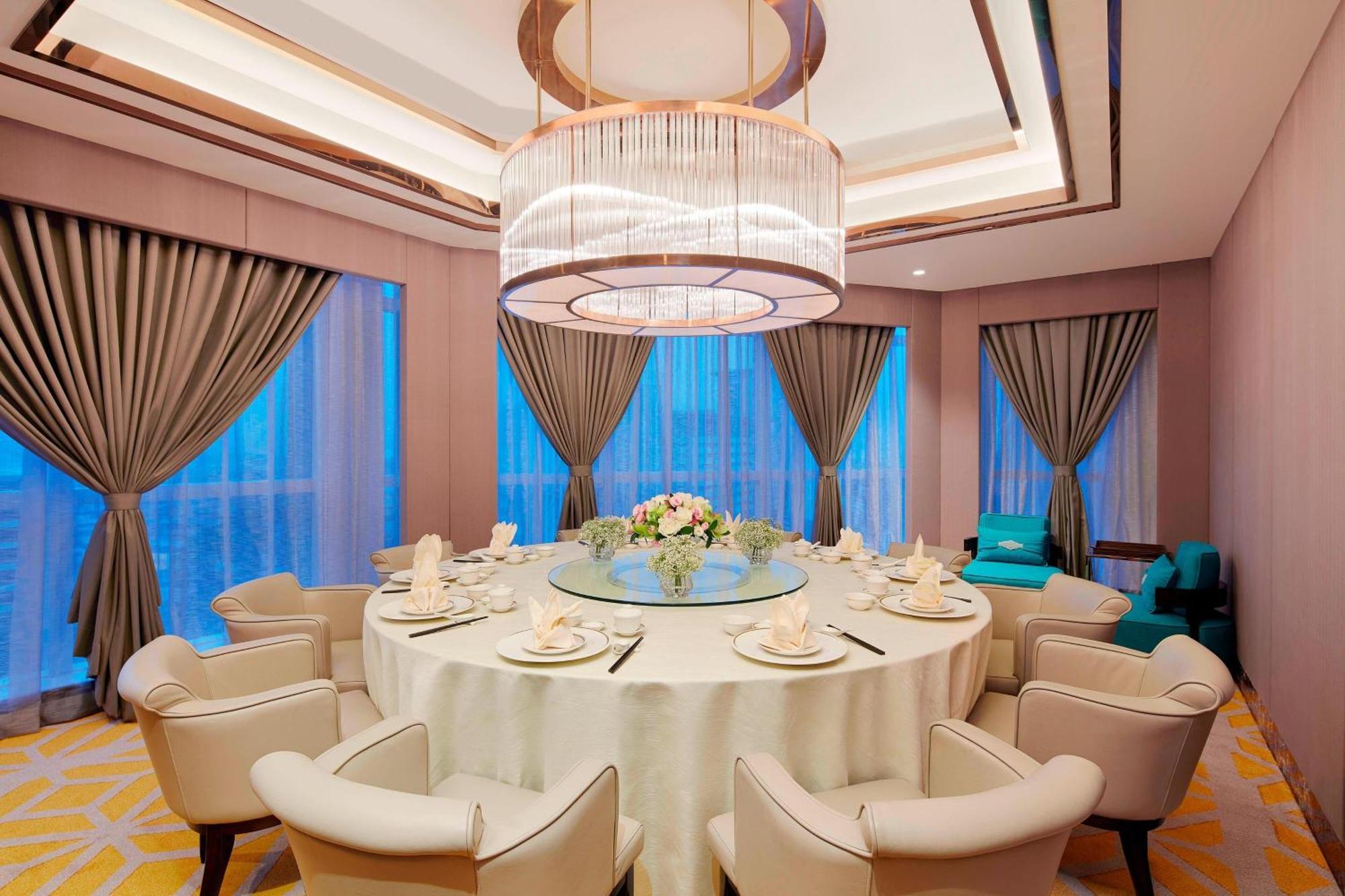 Sheraton Petaling Jaya Hotel Extérieur photo A private dining room at the restaurant