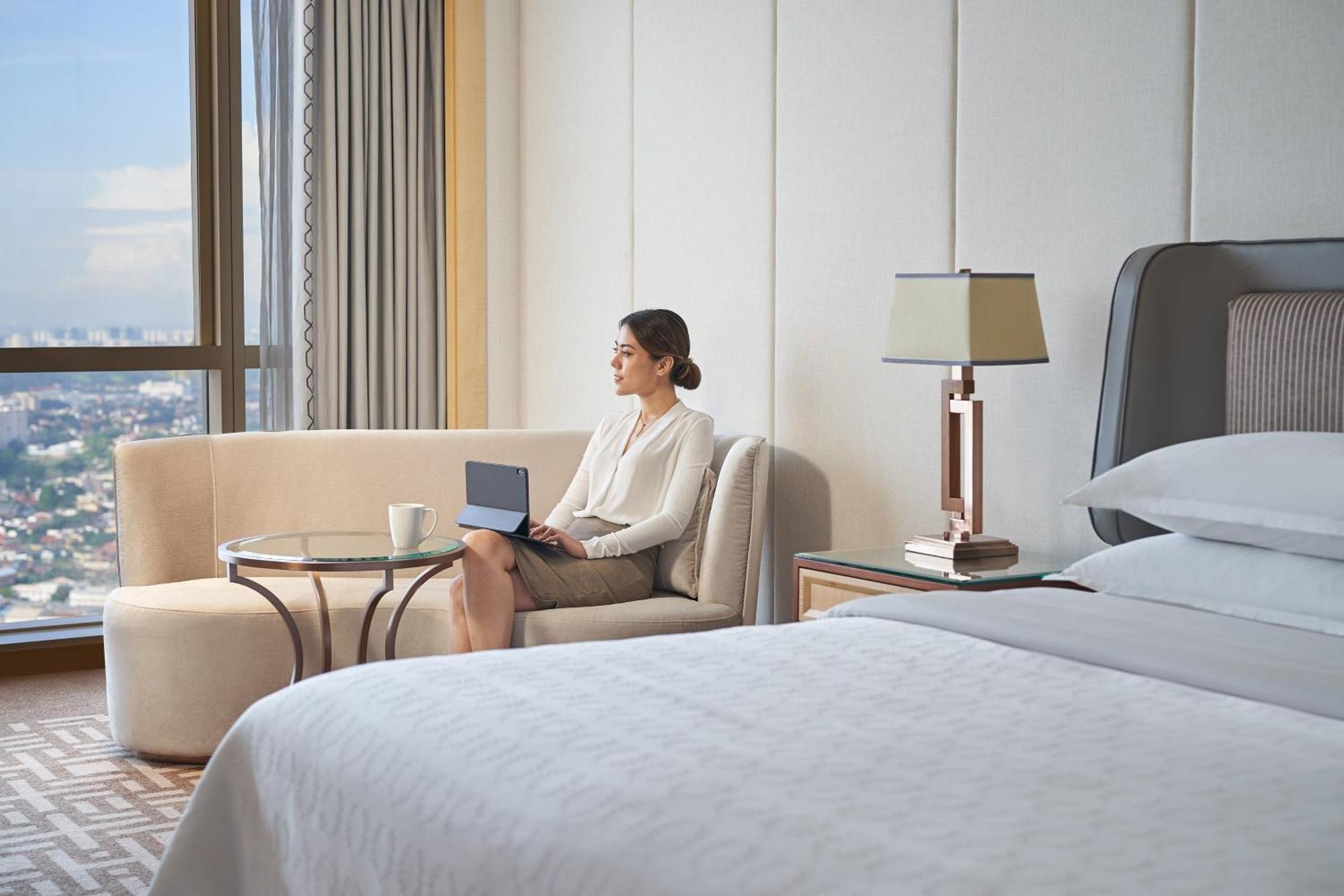 Sheraton Petaling Jaya Hotel Extérieur photo A guest in a room at the hotel