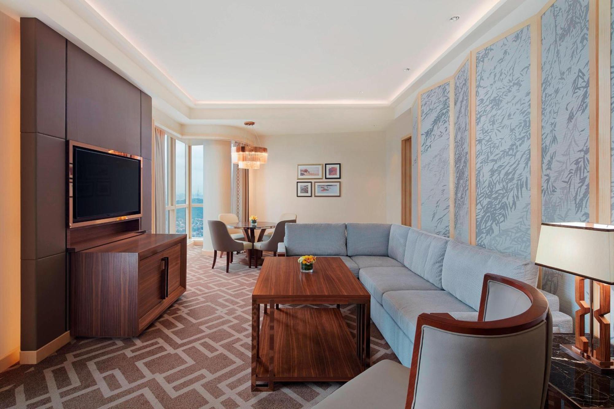 Sheraton Petaling Jaya Hotel Extérieur photo A living room in a suite at the hotel