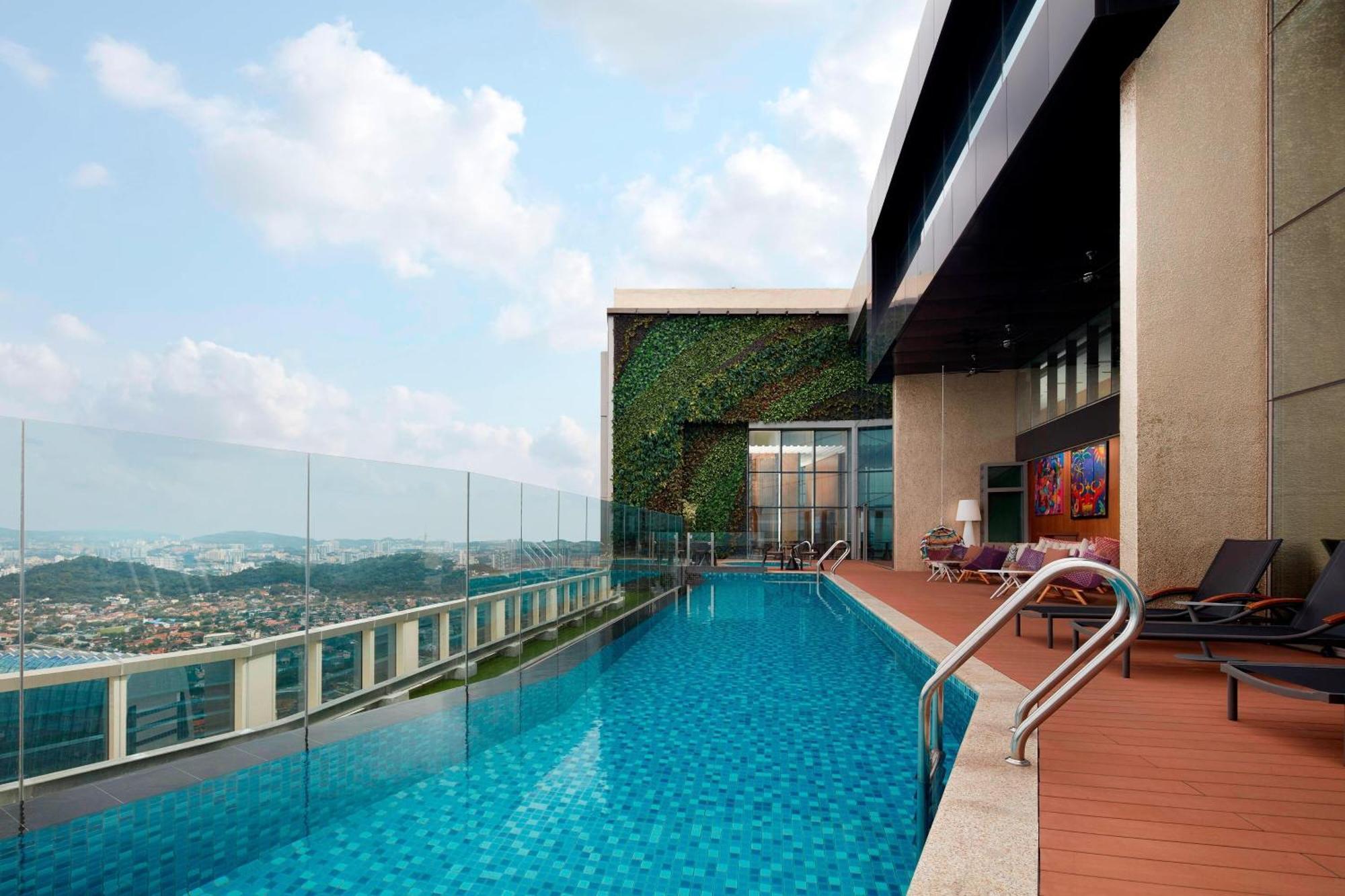 Sheraton Petaling Jaya Hotel Extérieur photo The swimming pool at the hotel